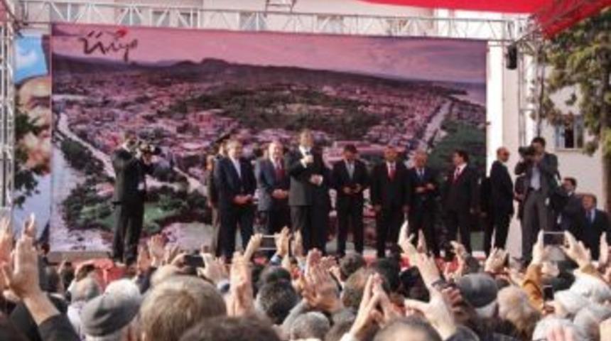 Cumhurbaşkanı G&uuml;l&rsquo;e &Uuml;nye&rsquo;de Sevgi Seli