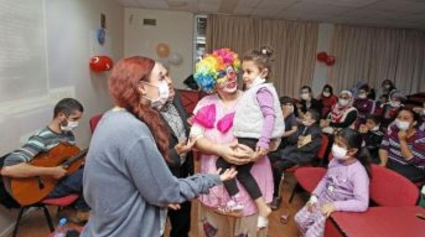 Gen&ccedil; M&uuml;zisyenlerden Hasta &Ccedil;ocuklara Moral