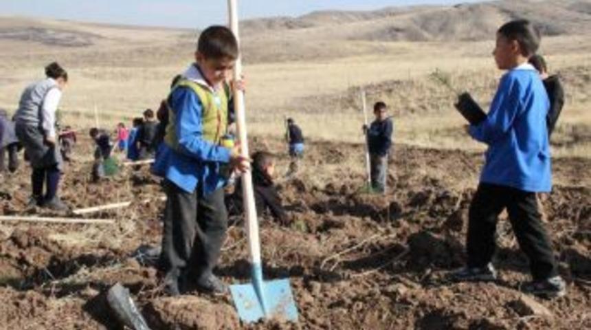 K&ouml;yl&uuml;ler 500 Fidanı Toprakla Buluşturdu
