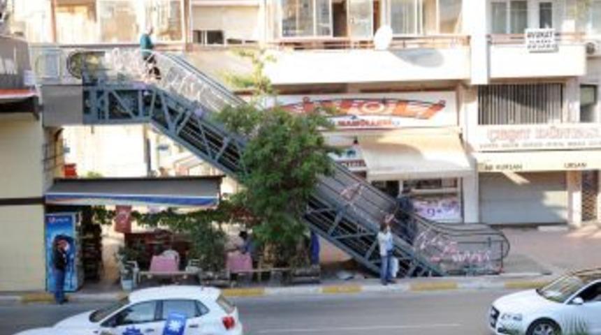 Minib&uuml;s &Ccedil;arptığı I&ccedil;in Arızalanan Y&uuml;r&uuml;yen Merdiven Değiştiriliyor