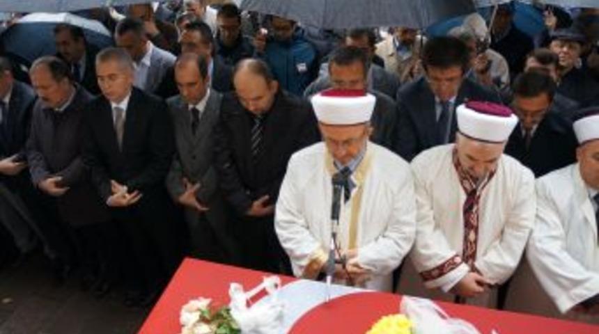 Eski Milletvekili M&uuml;ft&uuml;ler Toprağa Verildi