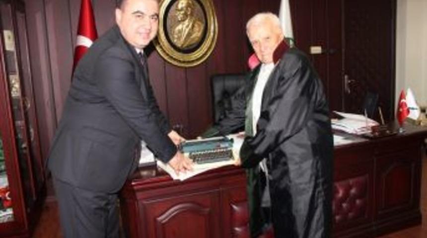 Avukat, 60 Yıldır Kullandığı Daktilosuna Yazdığı Şiirle Veda Etti