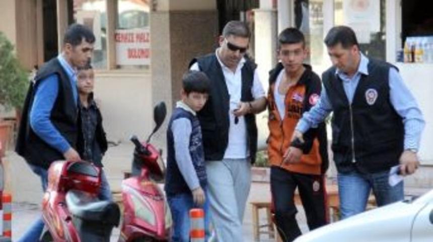 Otob&uuml;s Taşlayan 11 Kişi Adliyeye Sevk Edildi