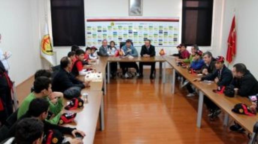 K&uuml;tahyalı Yurt Ve Yuva &Ccedil;ocuklarından Sağlam'a S&uuml;rpriz Doğum G&uuml;n&uuml; Pastası