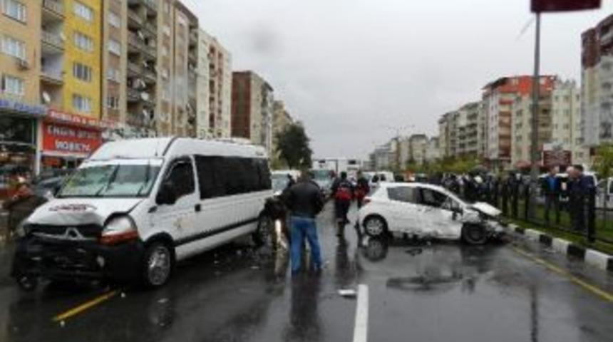 Manisa'da Yağmur Beraberinde Kaza Getirdi