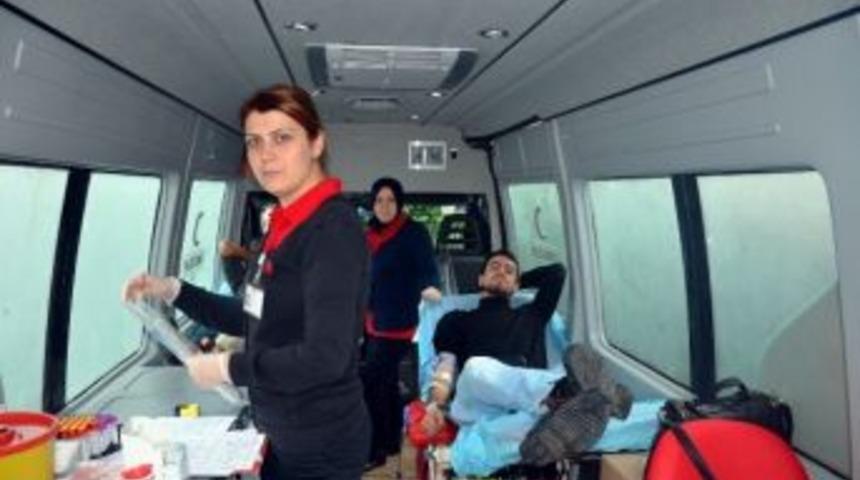 Kızılay Derneği Sel&ccedil;uk Şubesi Hem Aşure Dağıttı, Hem De Kan Topladı