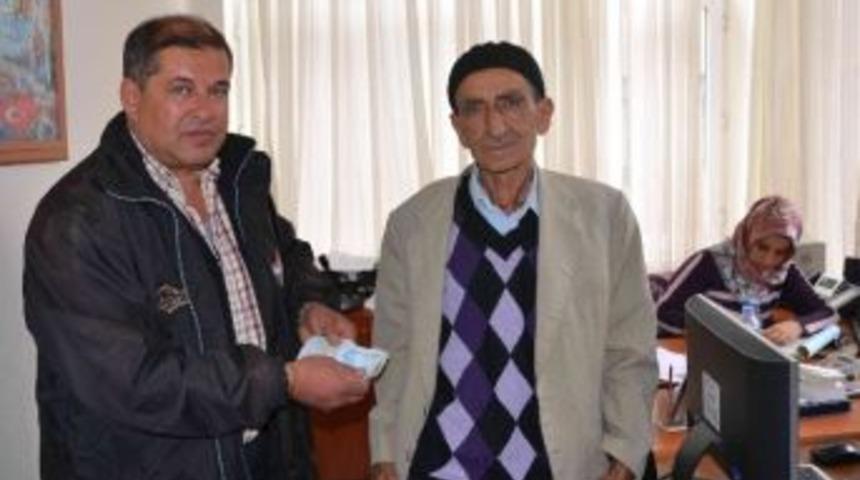 Yolda Bulduğu Servet Dolu Poşeti Sahibine Teslim Etti