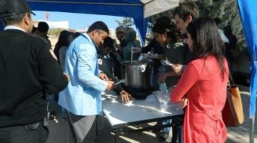 Ak Parti Gen&ccedil;lik Kolları &lsquo;&uuml;niak&rsquo; Biriminden &Ouml;ğrencilere Aşure İkramı