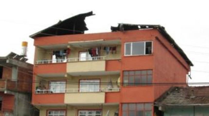 Zonguldak&rsquo;ta 4 Katlı Bir Evin &Ccedil;atı Katında &Ccedil;ıkan Yangın Korkuttu