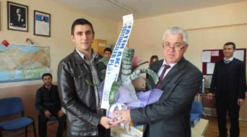 &Ouml;ğretmen Adayları, K&ouml;y &Ccedil;ocuklarına Kitap Dağıttı