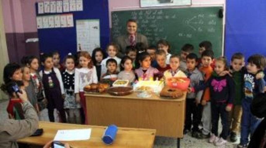 Minik &Ouml;ğrencilerden &Ouml;ğretmene S&uuml;rprizi