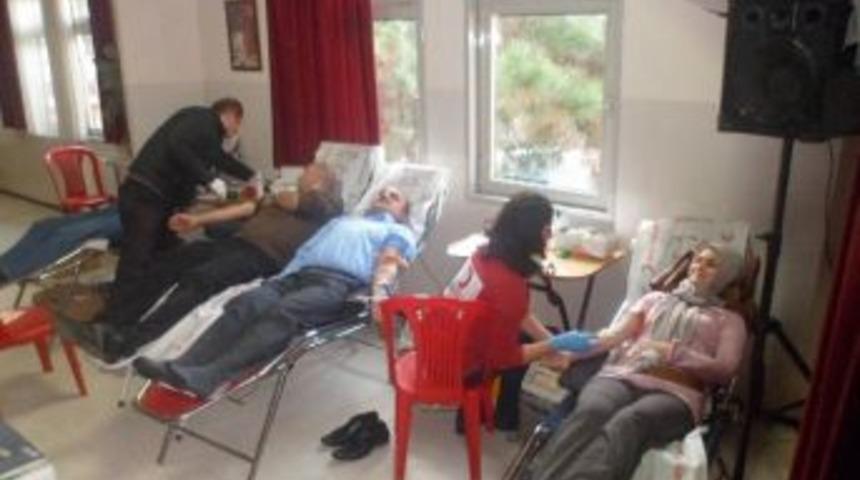 &Ouml;ğrenci Velilerinden Kan Bağışı