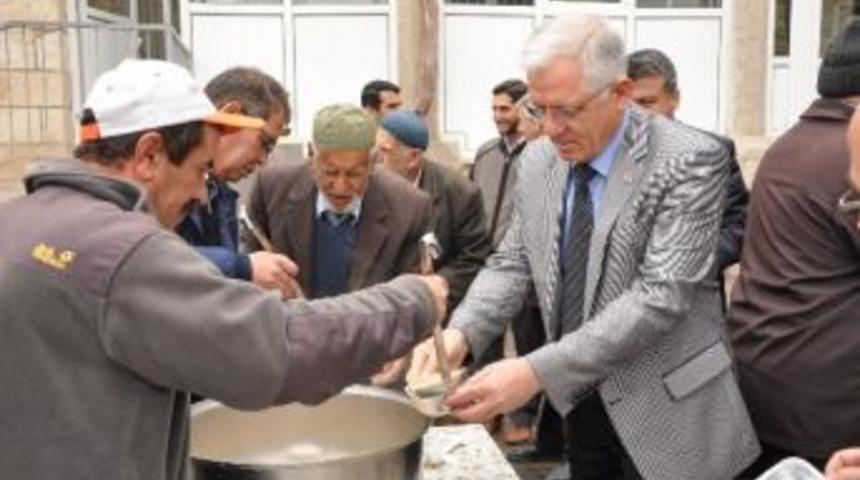 Cuma Namazı &Ccedil;ıkışı Vatandaşlara Aşure Dağıtıldı