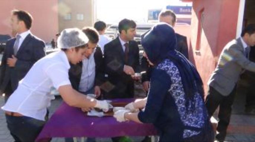 Hakkari Devlet Hastanesi'nden Vatandaşlara Aşure Ikram Edildi