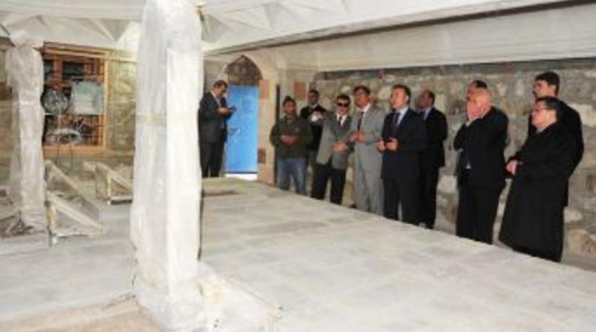 Vali Altıparmak, Alvarlı Efe Hazretleri'nin T&uuml;rbesini Ziyaret Etti