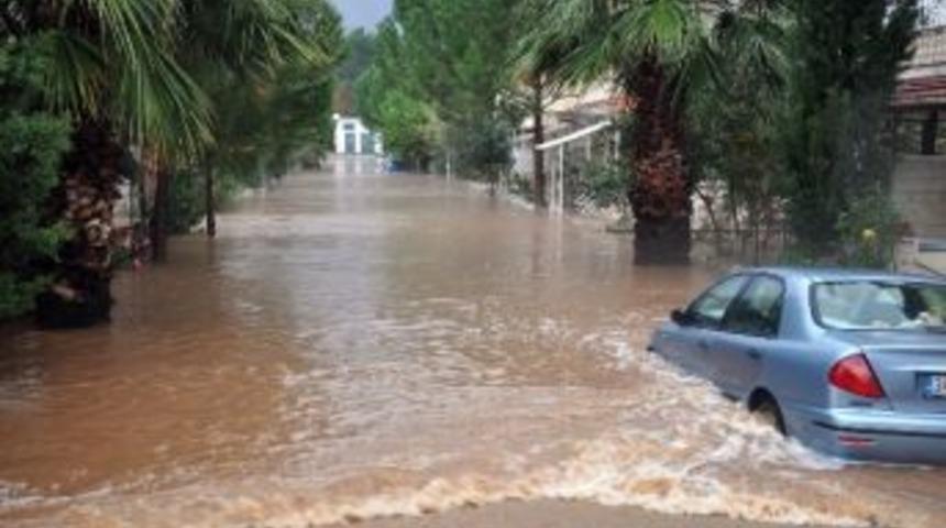 Akb&uuml;k'te Şiddetli Yağış Ve Dolu Hayatı Fel&ccedil; Etti