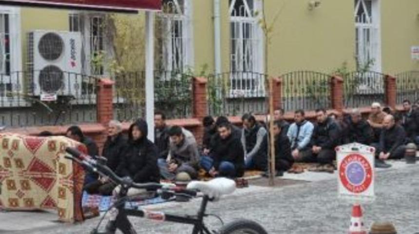 Yağmur Altında Cuma Namazı