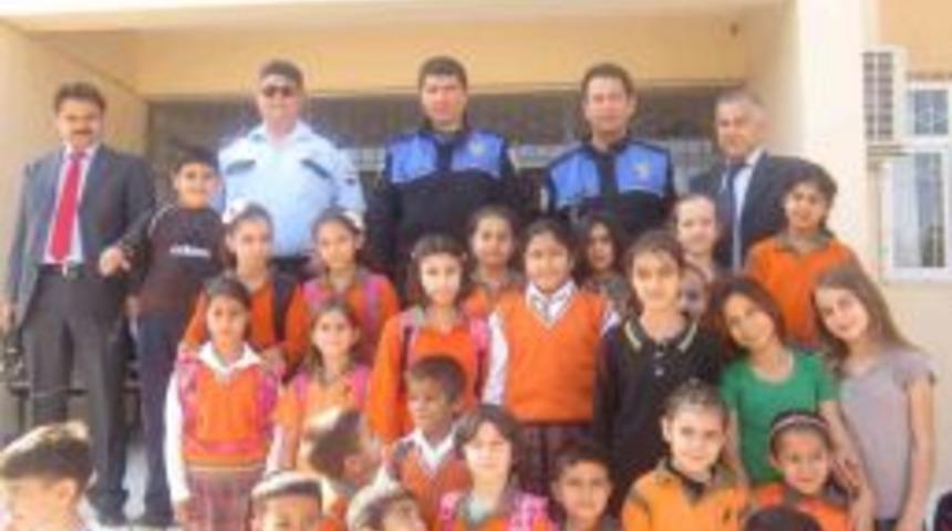 Polis 100 &Ccedil;ift Spor Ayakkabısı Dağıttı