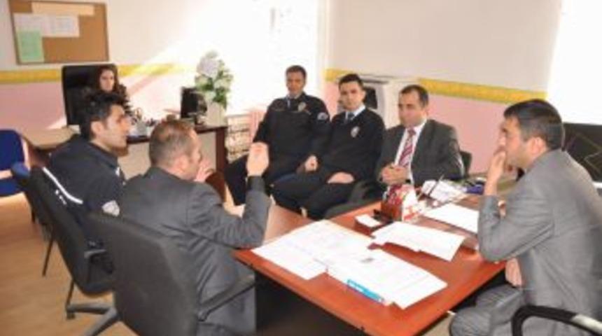 Aydıncık Polisi, Öğretmenler Günü'nü Kutladı