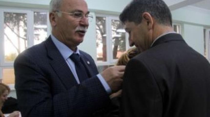 Başkan&rsquo;dan Baş &Ouml;ğretmen Rozeti