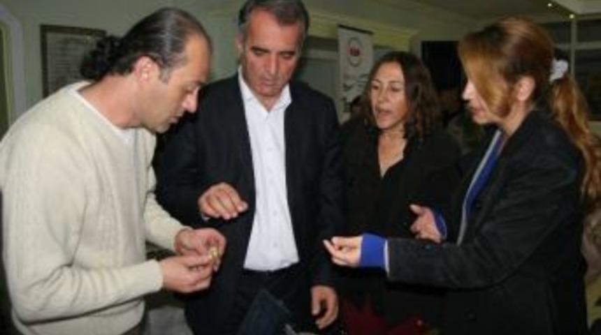 Altınova'da Başkan Asım S&uuml;rer&rsquo;den Eşine Kristal Y&uuml;z&uuml;k Jesti