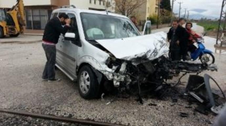 Dikkatsiz Otomobil S&uuml;r&uuml;c&uuml;s&uuml; Trene &Ccedil;arptı