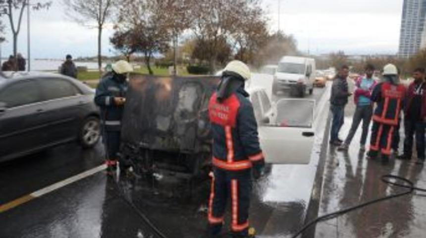 Seyir Halindeki Otomobil Alev Alev Yandı
