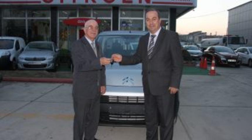 &Ouml;ğretmen Oğuldan Emekli &Ouml;ğretmen Babaya Araba Hediyesi