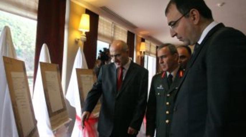 İzmir'le Ilgili Osmanlı D&ouml;nemindeki Sağlık Belgeleri Sergisi A&ccedil;ıldı