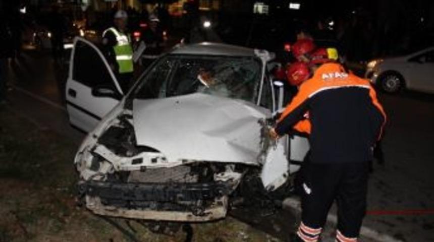 Kazada Aracın İ&ccedil;inde Sıkışan Bayan S&uuml;r&uuml;c&uuml; G&uuml;&ccedil;l&uuml;kle Kurtarıldı