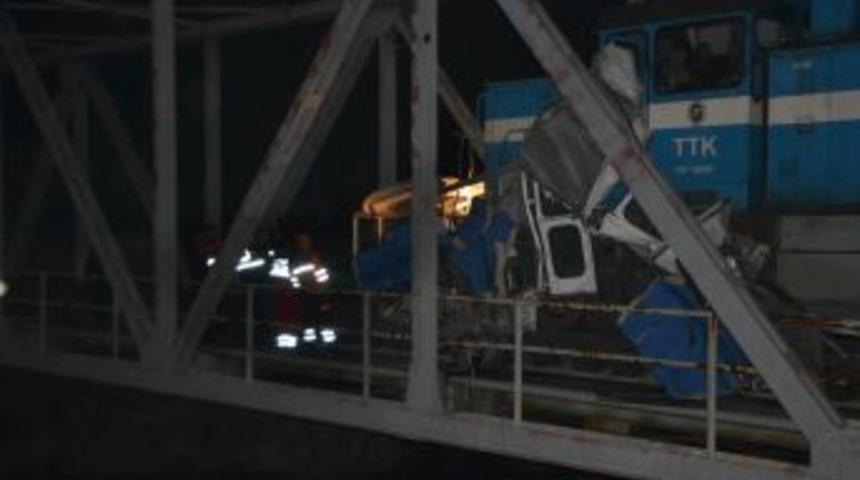 Trenin Sürüklediği Minibüste Sıkışan 1 Kişi Yaralandı