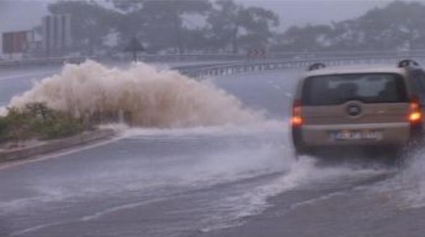 Marmaris’te Yağışın İzleri Silinmeye Çalışıyor