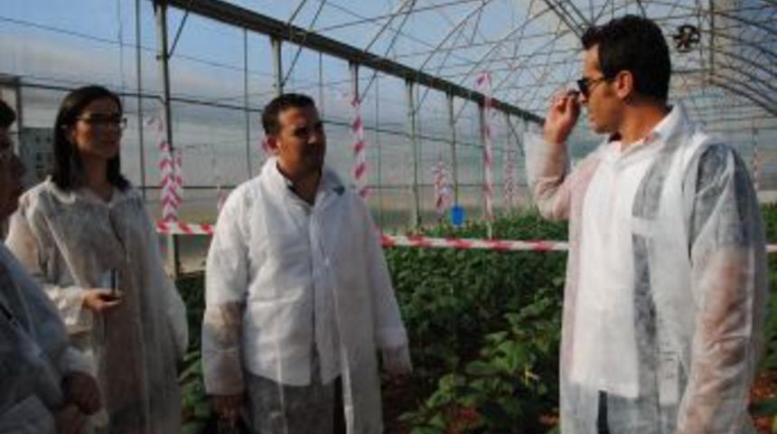 Ziraat M&uuml;hendisleri Iyi Tarım Uygulaması I&ccedil;in Yerinde Bilgilendirme Yapıyor