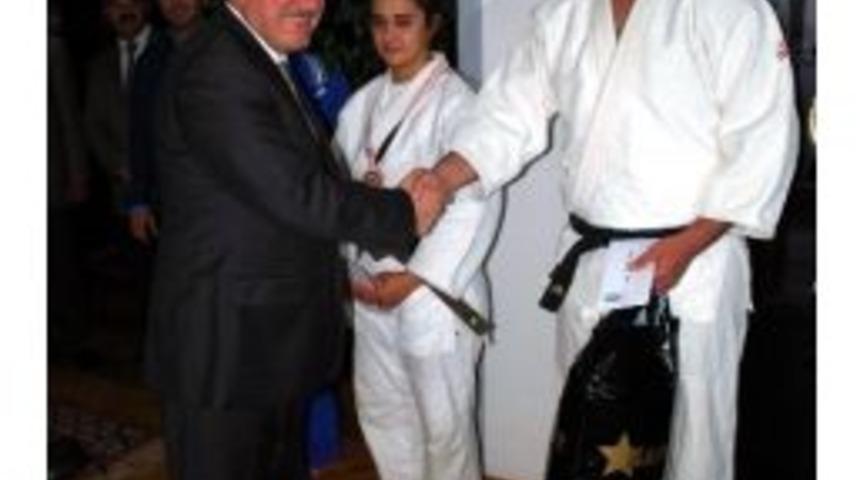 Başkan Okay Judocuları &Ouml;d&uuml;llendirdi