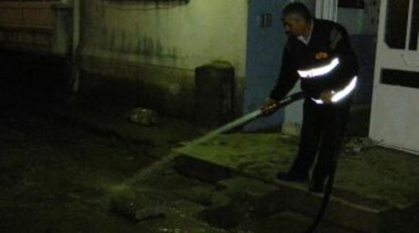 Uzunk&ouml;pr&uuml;'de Sel Temizlemeleri 24 Saat Devam Ediyor