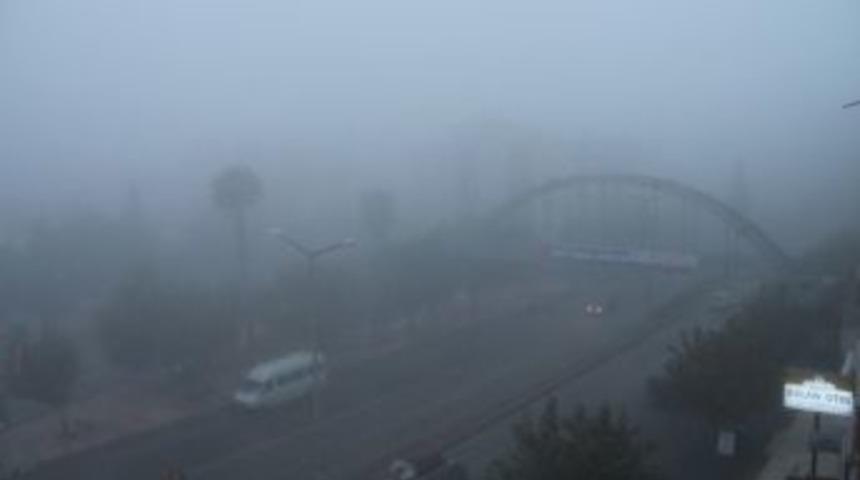 Mut&rsquo;ta Yoğun Sis G&ouml;r&uuml;ş Mesafesini D&uuml;ş&uuml;rd&uuml;