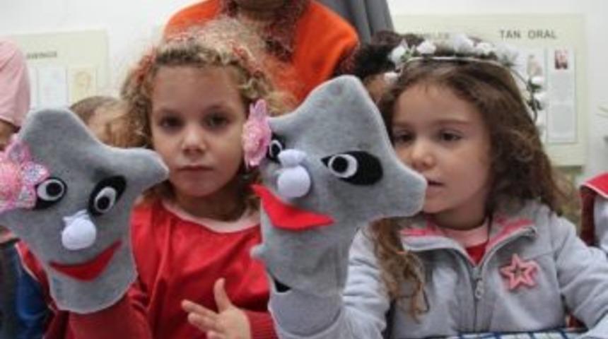 Minikler Ke&ccedil;eden El Kuklaları Yaptı