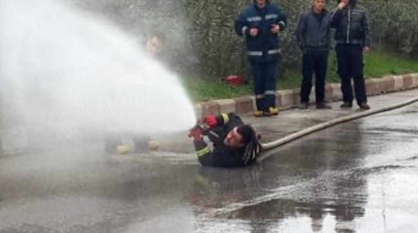 Gen&ccedil; itfaiyecilerin hortumla dansı g&uuml;ld&uuml;rd&uuml;
