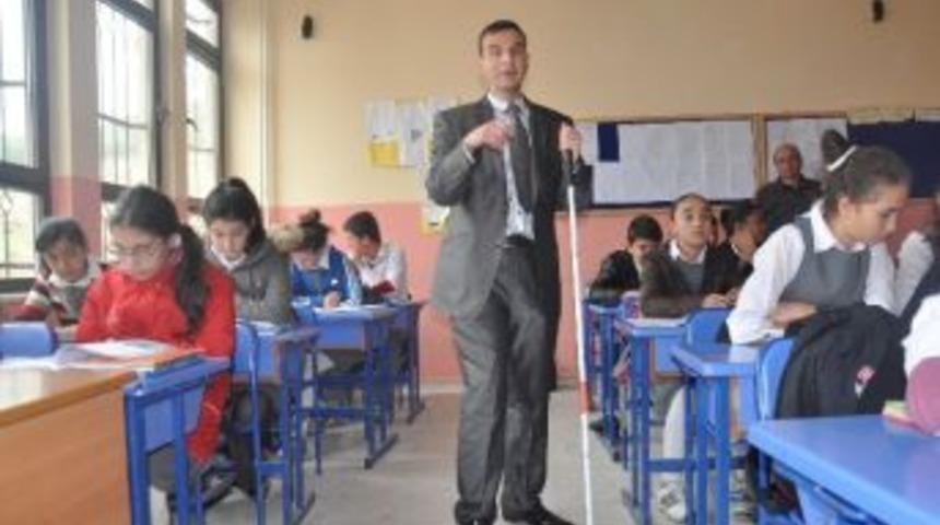 (&ouml;zel Haber) G&ouml;zleri G&ouml;rmese De &Ouml;ğrencileri Onu &Ccedil;ok Seviyor