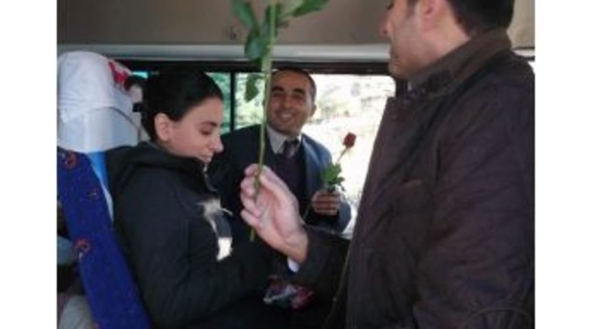 Jandarmadan &Ouml;ğretmenlere Kırmızı G&uuml;l