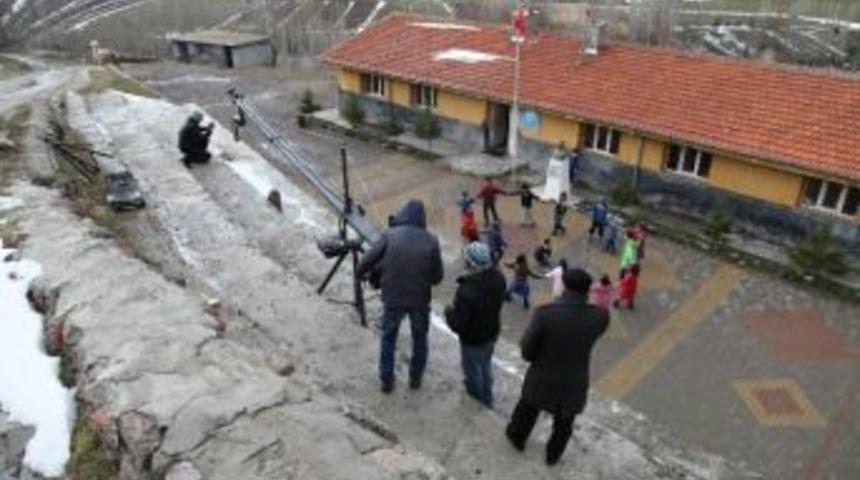 (&ouml;zel Haber) Gen&ccedil; &Ouml;ğretmen, &Ouml;ğretmenler İ&ccedil;in Şarkı Yazarak Klip &Ccedil;ekti