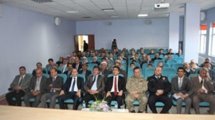 Kaymakam &Ouml;zer &Ouml;zbek Başarılı &Ouml;ğrencilere Bilgisayar Hediye Etti