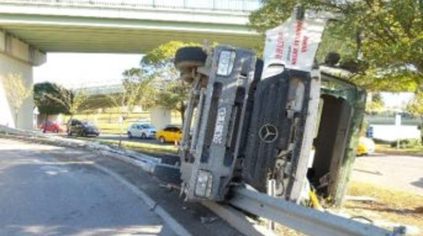 Virajı Alamayan Beton Mikseri Devrildi: 1 Yaralı