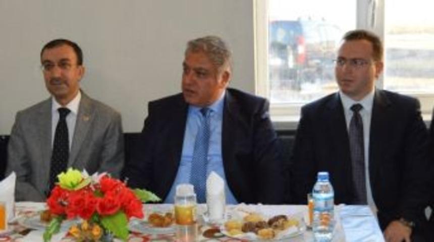 Ağrı Valisi Tekinarslan, Goncalı K&ouml;y&uuml;nde Taziye Evi A&ccedil;ılışı Yaptı