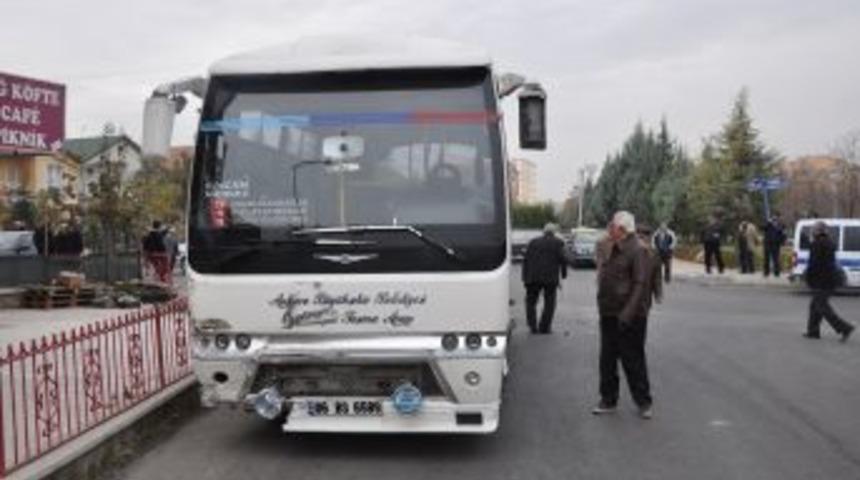 Halk Otob&uuml;s&uuml; Otomobile &Ccedil;arptı: 2 Yaralı