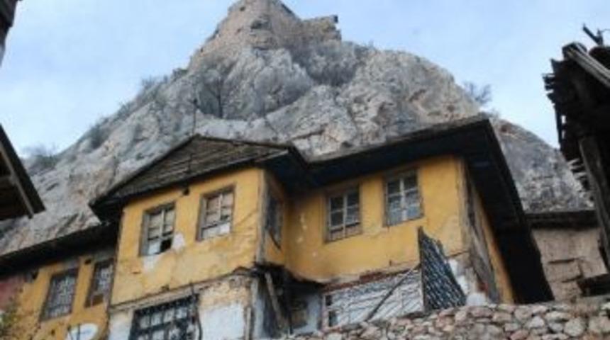 Tokat Kalesi &Ccedil;evresindeki Evler Risk Altında