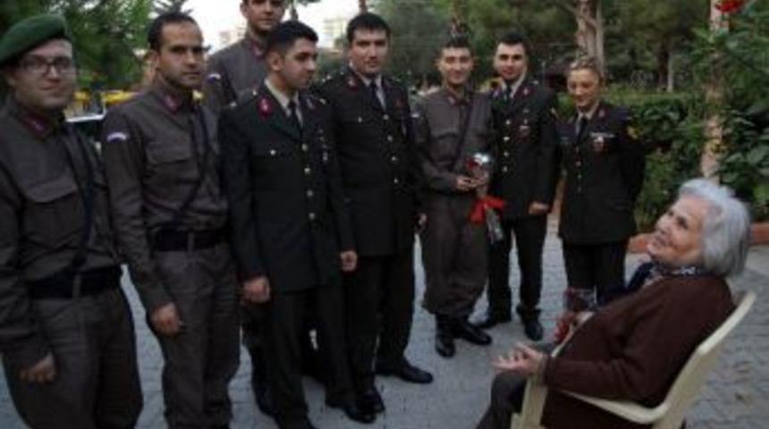 Askerlerden Emektar &Ouml;ğretmenlere Duygulandıran Ziyaret