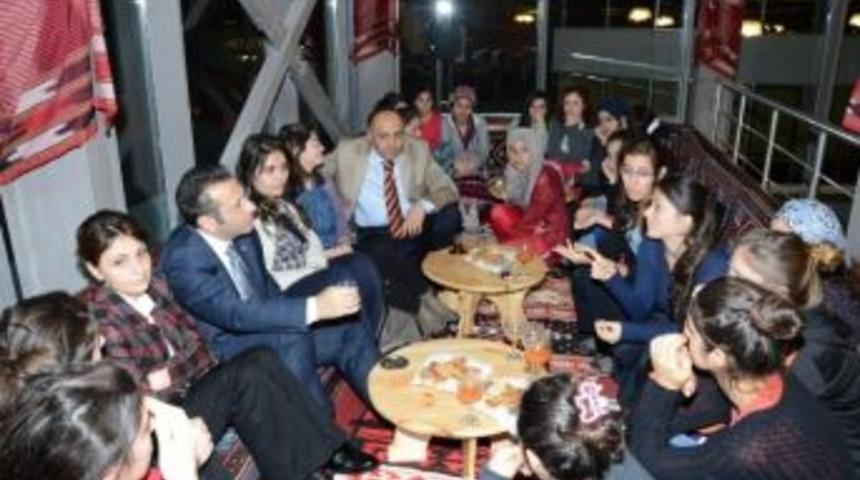 Vali, &Uuml;niversite &Ouml;ğrencilerinin Konuğu Oldu