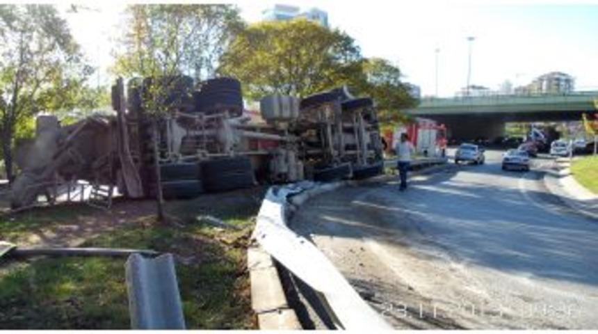 Virajı Alamayan Beton Mikseri Devrildi