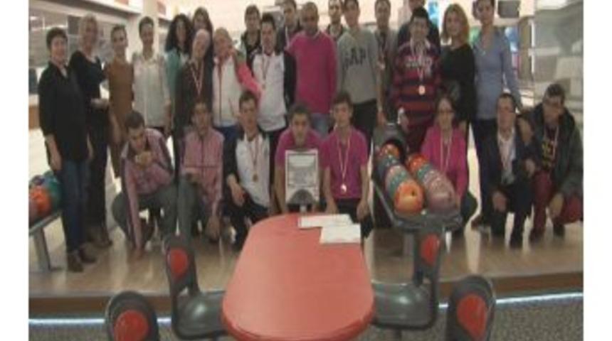 Otizmli &Ccedil;ocukların Bovling Heyecanı